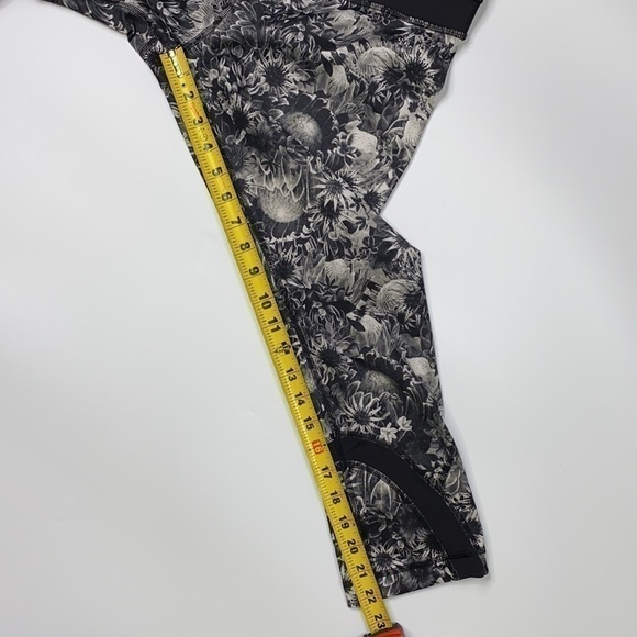 Lululemon Run Inspire Crop II Flowaunga Black Angel Wing Pants Size 8 - Picture 6 of 8